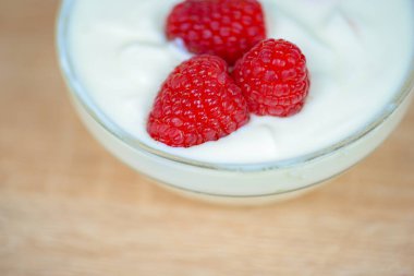 Taze ahududulu yoğurt, makro, sağlıklı kahvaltı. Yüksek kalite fotoğraf