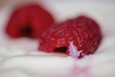 Taze ahududulu yoğurt, makro, sağlıklı kahvaltı. Yüksek kalite fotoğraf
