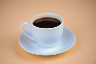 Beyaz bir fincan aromatik kahve. Yakın plan. Yüksek kalite fotoğraf