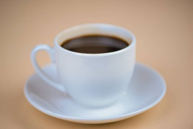 Beyaz bir fincan aromatik kahve. Yakın plan. Yüksek kalite fotoğraf