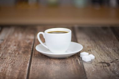 Ahşap mutfak masasında taze aromatik kahve. Yüksek kalite fotoğraf