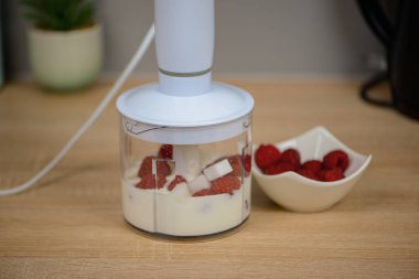 Yoğurt ve blender, diyet ve sağlıklı yiyecek konsepti. Yüksek kalite fotoğraf