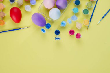 Fırça ve Boyanmış Renkli Paskalya Yumurtaları Metin İçin Yer Olan Sarı Arkaplanda. 