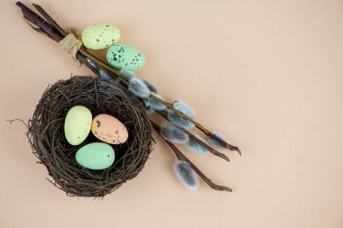 Yuvada renkli paskalya yumurtaları ve yazı için yeri var. Yüksek kalite fotoğraf