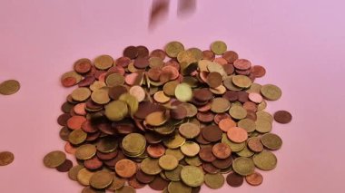 Bir adam en uygun sonuç için güçlü bir basınç makinesiyle minibüsü iyice temizliyor.