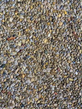 Renkli çakıl taşlarının detaylı bir yakın çekimi, arka plan, peyzaj ve sanatsal projeler için mükemmel..