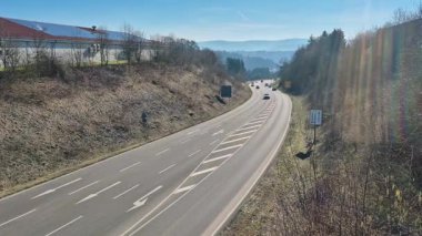 Bir adam en uygun sonuç için güçlü bir basınç makinesiyle minibüsü iyice temizliyor.