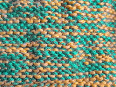 Bu, canlı ve çarpıcı yeşil ve sarı renk kombinasyonları içeren güzel dokulu bir kumaş.