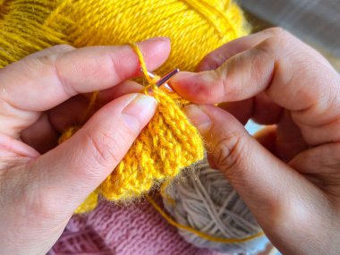 Örgü ören kadın elleri, yakın plan iplik topları, hobiler ve dikiş işi. Yüksek kalite fotoğraf