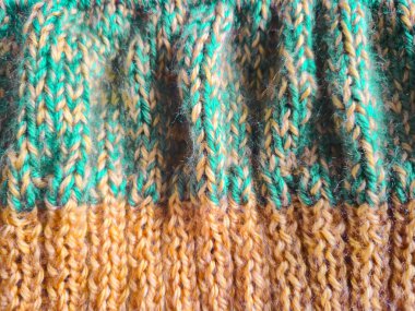 Bu, canlı ve çarpıcı yeşil ve sarı renk kombinasyonları içeren güzel dokulu bir kumaş.