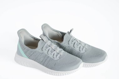 Beyaz arka planda gri spor ayakkabılar. Yüksek kalite fotoğraf