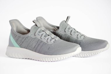 Beyaz arka planda gri spor ayakkabılar. Yüksek kalite fotoğraf