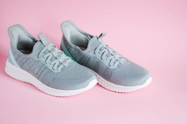 Pembe arka planda gri kadın ayakkabıları. Yüksek kalite fotoğraf