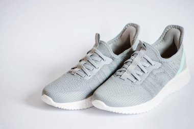 Beyaz arka planda gri spor ayakkabılar. Yüksek kalite fotoğraf