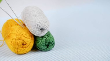 Tüm örgü ve örgü meraklıları için mükemmel sarı, yeşil ve beyaz iplik toplarından oluşan canlı bir düzen..
