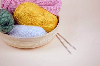 Örgü iğneleriyle dolu bir kasedeki iplik toplarından oluşan canlı bir karışım. İlham vermek için mükemmel..