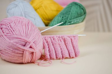 Canlı ve renkli iplik toplarının yanı sıra örgü teknikleri çeşitli tekstil sanatlarında yaratıcılığa ilham verir.