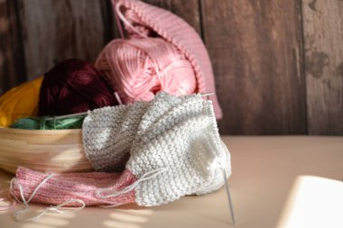 Yumuşak pastel ipliklerle dolu rahat bir ekran ve sıcak güneş ışığının tadını çıkaran çekici bir örgü projesi.