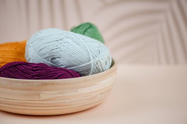 Renkli iplik topları sanatsal olarak ahşap bir kasede düzenlenir. Aklınıza gelebilecek her türlü sanat projesi için mükemmeldir.