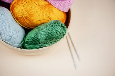 Renkli iplik topları ve örgü iğnelerinden oluşan bir karışım. Eğlence ve eğlence projeleri için mükemmel.