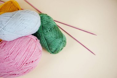 Renkli iplik topları ve örgü iğnelerinden oluşan canlı bir düzen, el sanatları meraklıları için mükemmel..