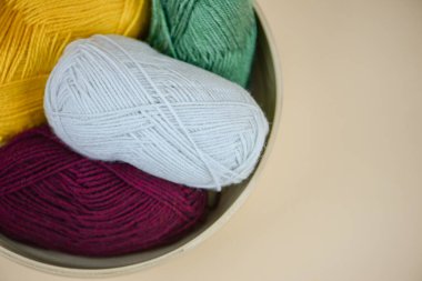 Tabaktaki renkli iplik topları tasarım projeleri ve sınırsız sanatsal ifade için ideal.