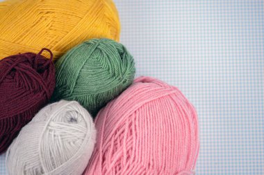 Değişik renklerde iplik toplarının canlı bir koleksiyonu, örgü ve el işi meraklıları için mükemmel..