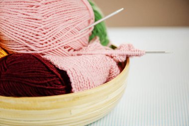 Bu çeşitli iplikler ve örgü iğnelerinden oluşan canlı ve renkli bir koleksiyon, el sanatları meraklıları için mükemmel.