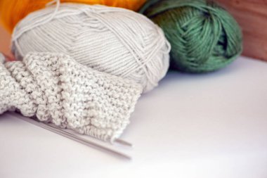 Yumuşak iplik, rahat projeler ve yaratıcı ilham gibi temel öğelerle örgü dünyasına dalmak