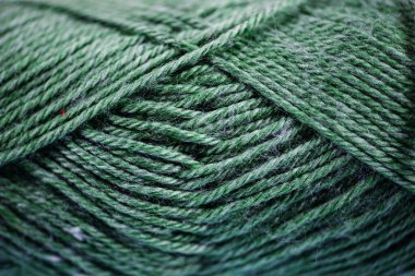 Örgü ya da el işi projeleri için ideal desenli yeşil iplik, yumuşak lifler ve karmaşık katmanlar sergileniyor..