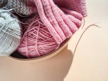 Rengarenk ipliklerle dolu bir kâse. Örgü örmek ve el işi yapmak için ideal.