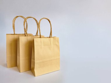 Kraft kağıt torbaları beyaza izole edilmiş, set. Yüksek kalite fotoğraf