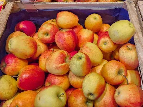 Canlı, renkli elmalar sağlıklı bir yaşam tarzını geliştirmek için mükemmeldir.