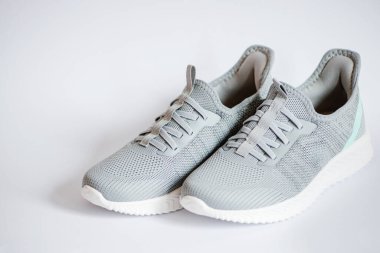 Beyaz arka planda gri spor ayakkabılar. Yüksek kalite fotoğraf