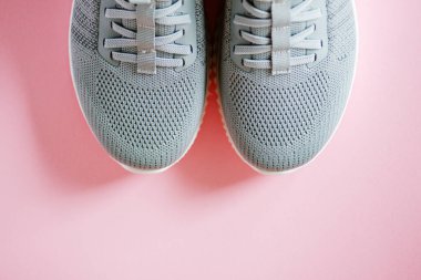 Gri kadın ayakkabıları, pembe arka planda yakın plan. Yüksek kalite fotoğraf