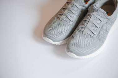 Beyaz arka planda gri spor ayakkabılar. Yüksek kalite fotoğraf