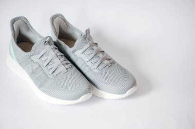 Beyaz arka planda gri spor ayakkabılar. Yüksek kalite fotoğraf