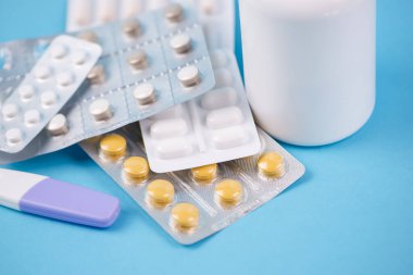 İlaç, vitamin ve doğal organik beslenme takviyesi için en iyi görüntü şişesi. İlaç hapları beyaz kavanozda..