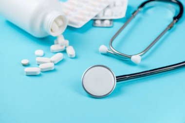 Steteskopta kalp ve ilaç var. Sağlık hizmeti konsepti. Yüksek kalite fotoğraf