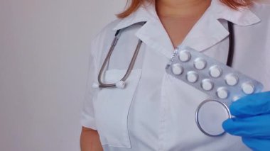 İlaç, yakın çekim, tıp ve sağlık konularında bir doktorun elindedir.