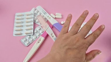 Kadın tüm hapları ve yalanları masa hamileliği testine, aile planlamasına ve hamilelik konseptine koyar.