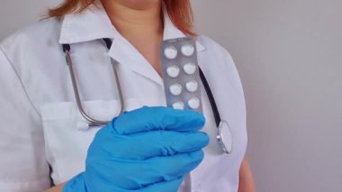 Doktor haplar, hamilelik testi, kısırlık ve tüp bebek konsepti gösteriyor.