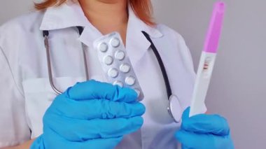 Doktor haplar, hamilelik testi, kısırlık ve tüp bebek konsepti gösteriyor.