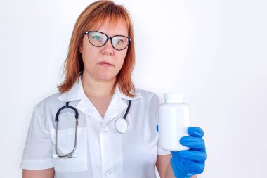 Doktor ya da hemşire ellerinde haplarla mesajlaşmak için yeri yakın çekim yapıyor. Yüksek kalite fotoğraf