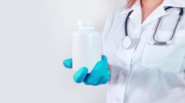 Doktor ya da hemşire ellerinde haplarla mesajlaşmak için yeri yakın çekim yapıyor. Yüksek kalite fotoğraf
