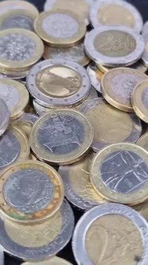 Farklı mezheplerden bozuk para koleksiyonu yakın plan