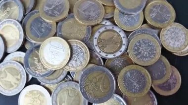 Farklı mezheplerden bozuk para koleksiyonu yakın plan