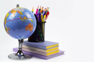 Küre, kitaplar ve kalemler beyaz arkaplan üzerine yakın plan ve metin için boşluk. Yüksek kalite fotoğraf