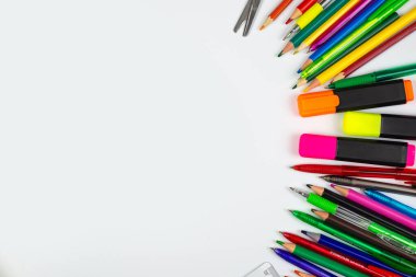 Bu canlı koleksiyon renkli kalemler ve parlak beyaz arka plandaki kalemler gibi çeşitli sanat malzemelerini içerir.