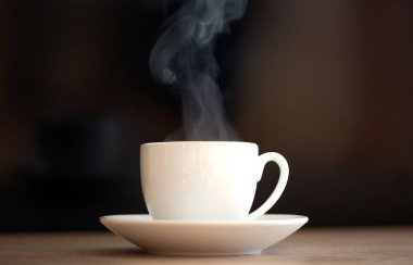 Sıcak kokulu, dumanı üstünde sıcak bir kahve. Sıcak bir sabah havası ve atmosferi yaratmak için ideal.